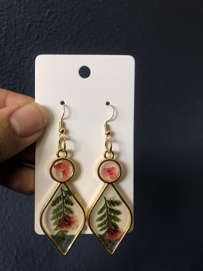 Rose gold plated resin flower earrings - Image 3