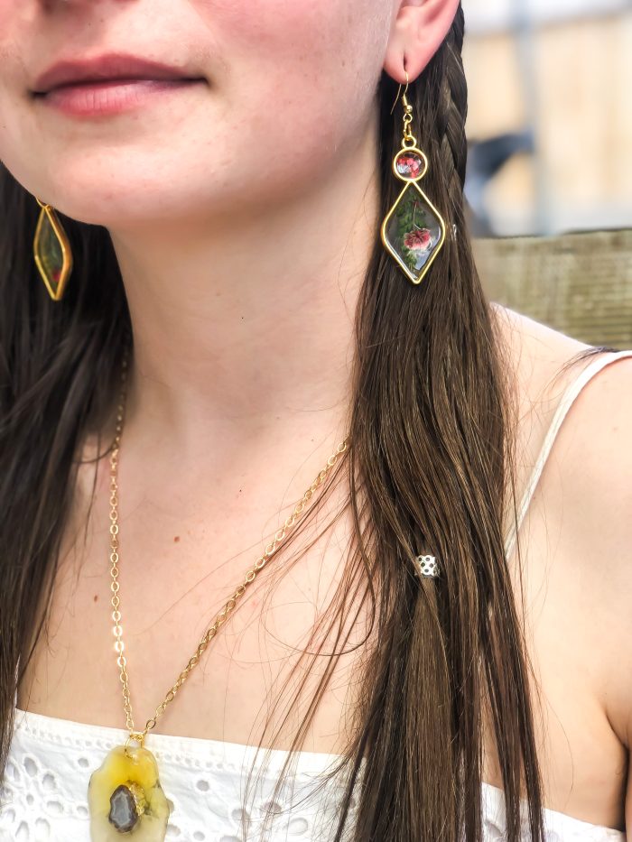 Rose gold plated resin flower earrings - Image 2