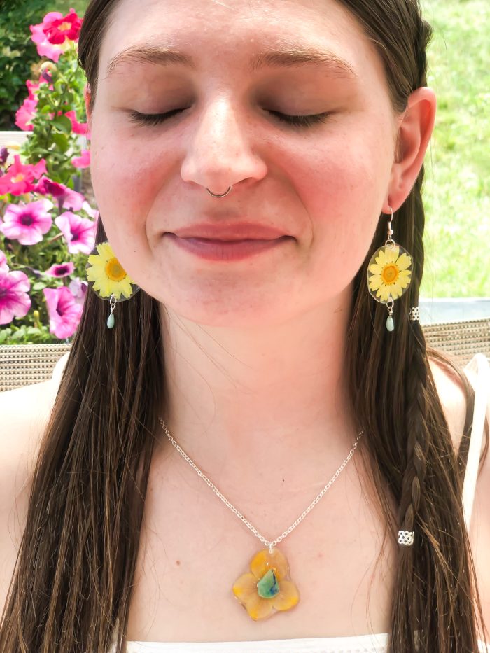 Yellow flower necklace with chrysocolla stone - Image 2