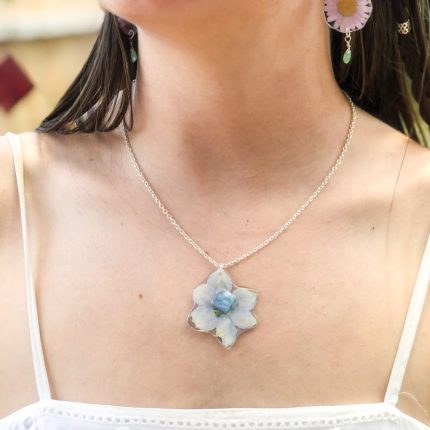 Resin flower necklace with kyanite stone