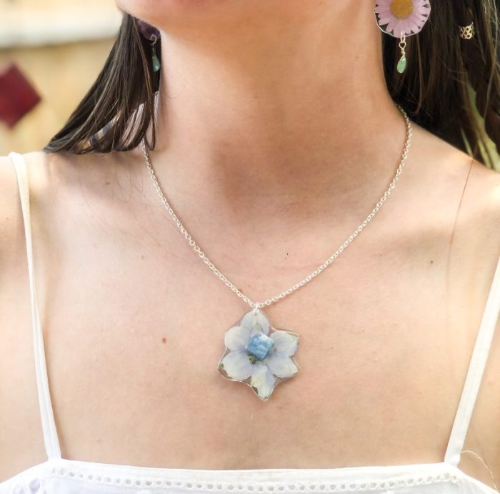 Resin flower necklace with kyanite stone